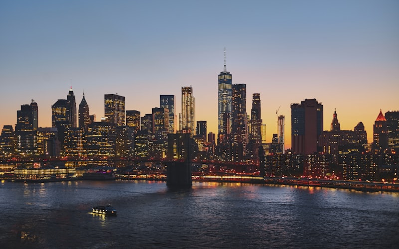 Đường chân trời Manhattan nhìn từ cầu Brooklyn lúc hoàng hôn